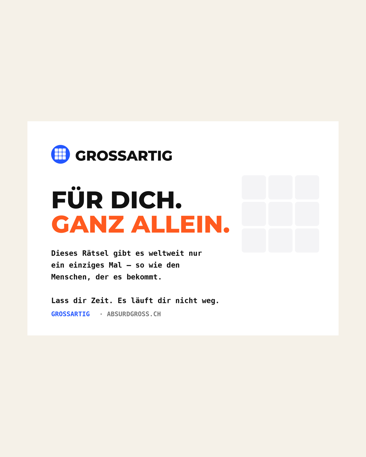 Die Geschenk-Karte — Rätsel-Poster an einer hellen Wohnzimmerwand