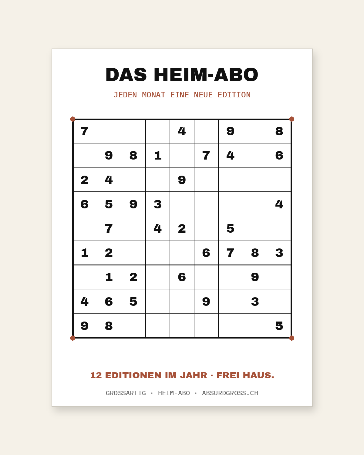 Das Heim-Abo — Rätsel-Poster an einer hellen Wohnzimmerwand