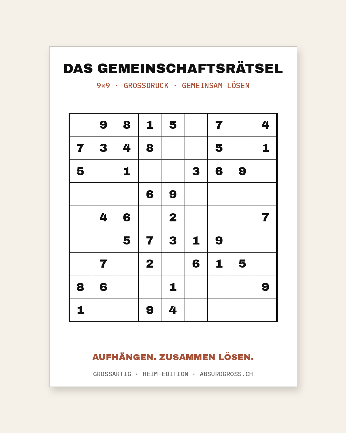 Die Heim-Edition — 70×100 cm Rätsel-Poster an einer hellen Wohnzimmerwand
